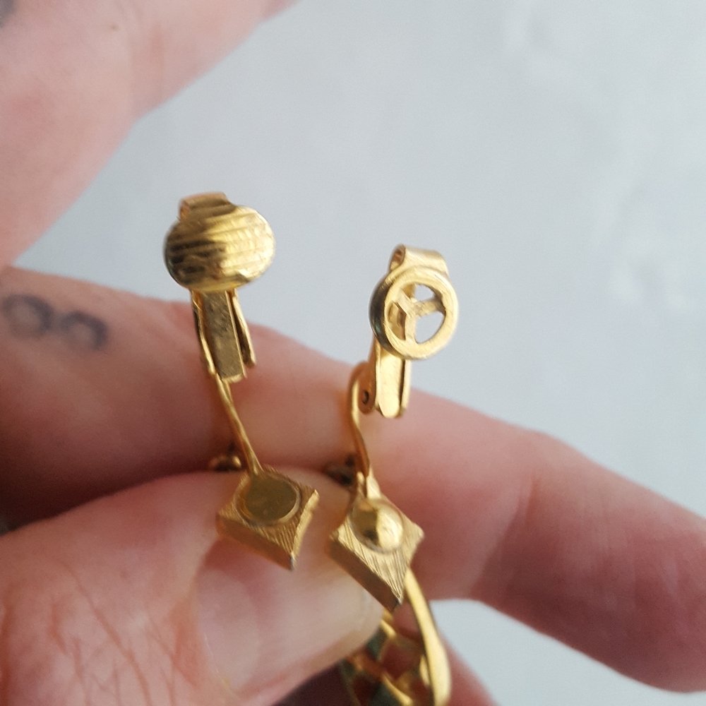 🌙Vtg Crown Trifari Clip On Earrings - Picture 5 of 10